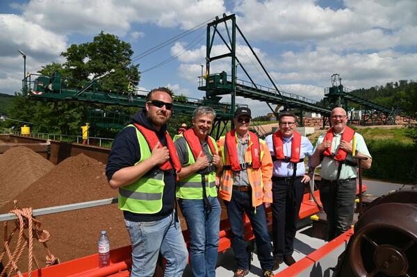 Matthias Scholz (Geschftsfhrer des Miltenberger Industriewerks Weber) und Frank Schwarze (Prokurist des Miltenberger Industriewerks Weber) erluterten Markus Metz (Leiter Kreisstraenbauamt), Landrat Christoph Schauder und Brgermeister Roger Henning (von links) die Arbeiten auf der knftigen Trasse der L 2310 sowie die Verschiffung der Rohstoffe zum Industriewerk in Brgstadt.