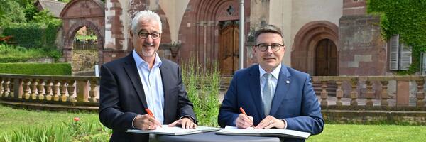 Bernhard Mosandl (links) und Landrat Christoph Schauder unterzeichnen den Vertrag: Ab 1. Juli ist Bernhard Mosandl neuer Geschftsfhrer der Tourimia-Tourismus GmbH. 