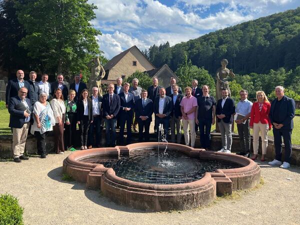 Landrat Thomas Eberth und Landrat Christoph Schauder mit Oberbrgermeistern, Brgermeisterinnen und Brgermeistern sowie Mitarbeitenden der beiden Landratsmter beim lnder- und landkreisbergreifenden Gesprch im Kloster Bronnbach.