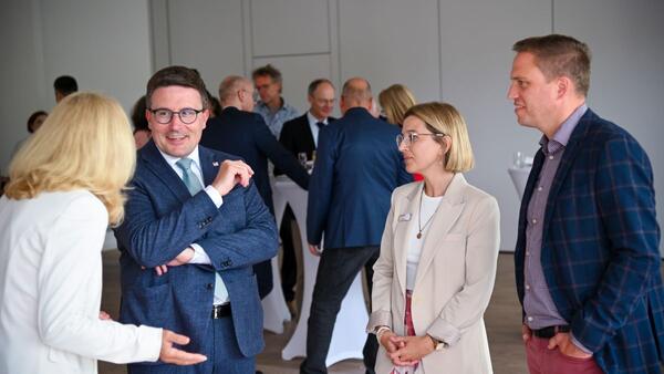 Im Gesprch ber die neue, optimierte Struktur des Landratsamtes bei den Themen Bildung und PNV (von links): Dezernentin Ursula Mhleck, Landrat Christoph Schauder, die knftige kommissarische Amtsleiterin Katrin Stephan und VGMT-Geschftsfhrer Thorsten Haas.
