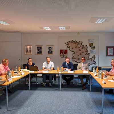 Das Foto zeigt die Beisitzer Werner Block und Christian Kremer, Andrea Seeber und Andreas Dohn von der Geschäftsstelle des Kreiswahlleiters, Kreiswahlleiter und Landrat Christoph Schauder, sein Stellvertreter Florian Busch sowie die Beisitzer Ottmar Dürr und Angelika Döhner.