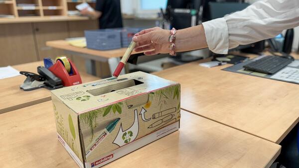 Mit den R�cknahmeboxen der Firma edding nutzt das Landratsamt Main-Tauber-Kreis seit Anfang Juni die M�glichkeit, leere Marker und Kugelschreiber aus dem Amt dem Ressourcenkreislauf zuzuf�hren.