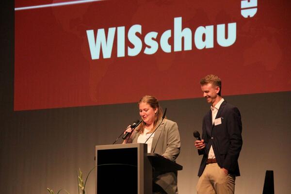 Der Ausbildungsjahrgang 2022 der W�rth Industrie Service begeisterte mit einer Azubi-Show inklusive Rundum-Programm.