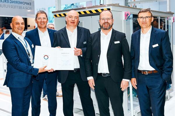 Gruppenbild Award-�bergabe (v. l. n. r.): Paul King (Managing Director LAUDA Technology Ltd.), Dr. Ralf Hermann, Gesch�ftsf�hrer von LAUDA, John Telford (Sales Manager Industrial Units LAUDA Technology Ltd.), Dr. Gunther Wobser, Gesch�ftsf�hrender Gesellschafter von LAUDA, und Dr. Thorsten Ebel (Leiter Gebietsvertrieb International).