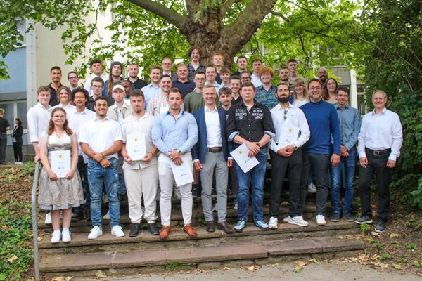48 Absolventinnen und Absolventen der Gewerblichen Schule in Tauberbischofsheim haben im Rahmen der Abschlussfeier k�rzlich ihre Abschlusszeugnisse erhalten. Sie haben ihre Ausbildungen in den Berufen Industriemechaniker, Technischer Produktdesigner, Maler und Lackierer, Maurer, Holzmechaniker und Tischer bestanden.