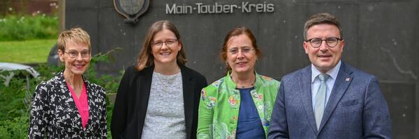 Die Fachberatung fr Kindertagessttten im Main-Tauber-Kreis nimmt ihre Arbeit auf: Landrat Christoph Schauder hat gemeinsam mit (von links) Sozialdezernentin Elisabeth Krug die pdagogischen Fachberaterinnen Sandra Lange und Judith Teller begrt. Sie untersttzen, beraten und begleiten knftig die pdagogischen Mitarbeitenden der Kindertageseinrichtungen im Landkreis.