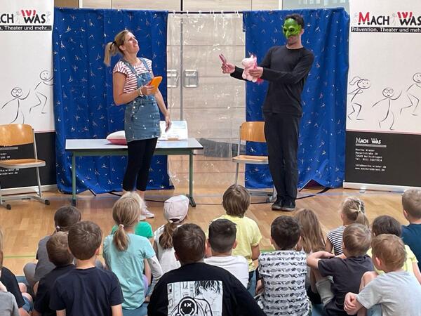 Gespannt verfolgen die Kinder die Auff�hrung "@ Ed und ich" des "Pr�ventionstheaters Mach Was" an der Astrid-Lindgren-Grundschule in Elpersheim.
