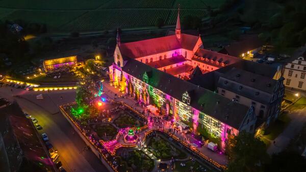 Blick auf die Klosteranlage in Bronnbach: Beim Lichterfest tauchten 2000 Kerzen und Illuminationen in krftigen Farben das Kloster Bronnbach in eine erstaunliche Atmosphre und sorgten fr leuchtende Augen bei Besucherinnen und Besuchern.