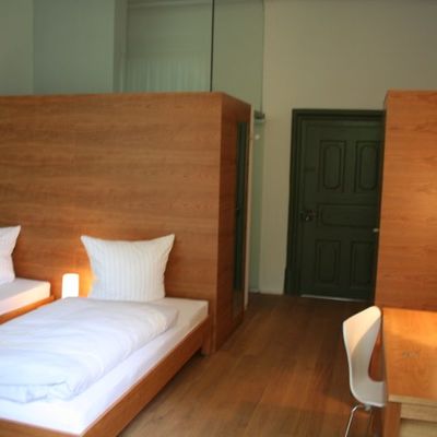 Modern gestaltetes Hotelzimmer