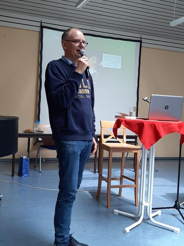 Autorenlesung am Beruflichen Schulzentrum in Wertheim: Karl Olsberg kl�rte im Rahmen seines Vortrags die Sch�ler �ber die Gefahren virtueller Welten und k�nstlicher Intelligenz auf. 