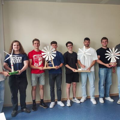 Acht Schler, vier Windrder, ein Erfolg: Die Abiturienten des Technischen Gymnasiums Wertheim haben in Eigenregie funktionierende Modelle entwickelt, gebaut und getestet.