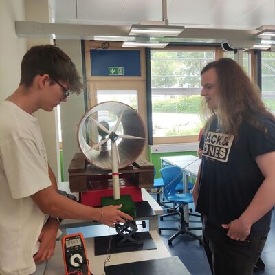 Funktionstest vor Ort: In einem selbst gebauten Windkanal wurde das entwickelte Modell von den Schlern getestet. 