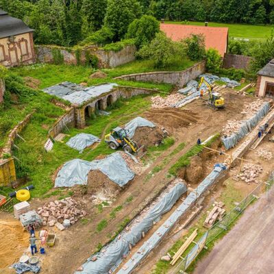 Bauarbeiten im Saalgarten des Klosters Bronnbach: Die Arbeiten schreiten gut voran. 