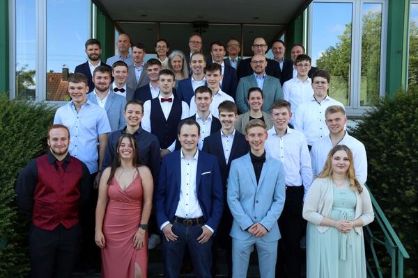 Der Abiturjahrgang 2024 des Technischen Gymnasiums der Gewerblichen Schule Tauberbischofsheim: Alle Sch�lerinnen und Sch�ler haben ihre Abschlusspr�fung bestanden und feierten gemeinsam in der Alten F�llerei der Distelh�user Brauerei.