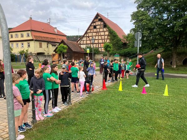 Mit viel Freude bei den gemeinsamen Aktivitten: Die Sportjugend Main-Tauber animierte die Schler der ersten bis vierten Klassen der Schule im Schloss Unterschpf zu sportlichen Hchstleistungen im Rahmen der Bundesjugendspiele.