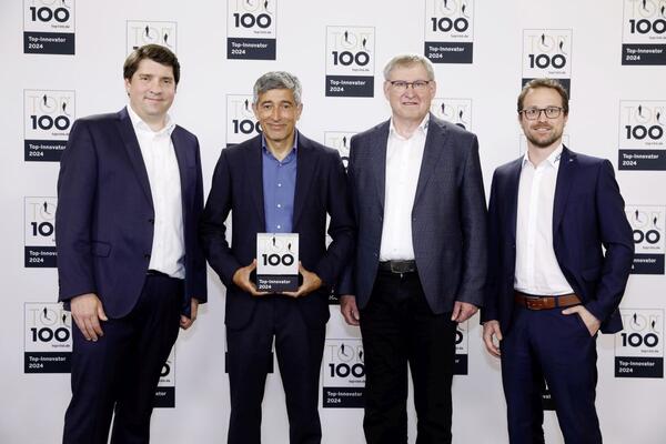 Das Team Innovationsmanagement mit Patrick Megerle (links), Alfred Bergold (Mitte) und Rene Eschenweck (rechts), dazu Mentor Ranga Yogeshwar (zweiter von links).