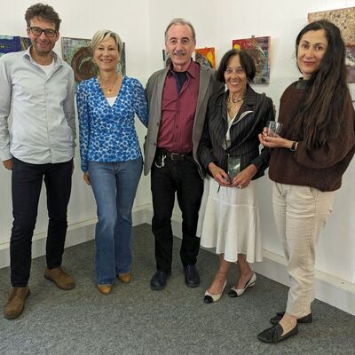 K�nstler und Organisator Gunter Schmidt (Bildmitte) gemeinsam mit (von links) dem W�rzburger K�nstler Raoul Kaffka, der Reicholzheimer Malerin Esther Haag, K�nstlerin Sophie Brandes aus Veitsh�chheim sowie Malerin Julia Belot aus Wiesbaden.