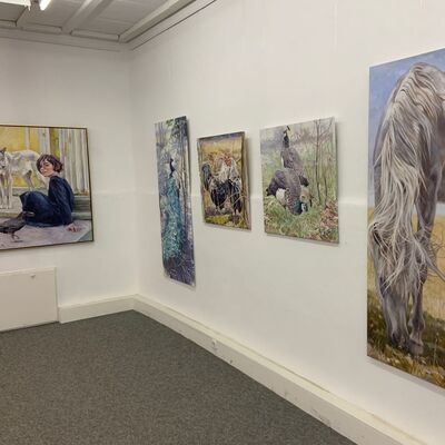 In Bronnbach erwachen Skulpturen und Leinw�nde mit der Ausstellung "Tiere" zum Leben: Noch bis zum Sonntag, 25. August, ist die Ausstellung in der Neuen Galerie des Klosters zu Gast. 