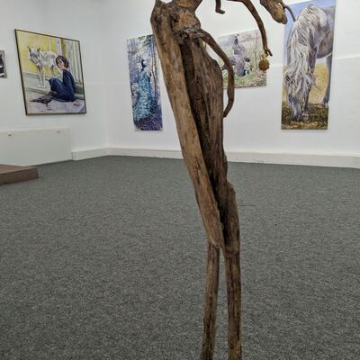 Tierfiguren aus Schwemmholz: Die K�nstlerin Sophie Brandes tr�gt zu der Ausstellung "Tiere" in der Neuen Galerie in Bronnbach bei. 
