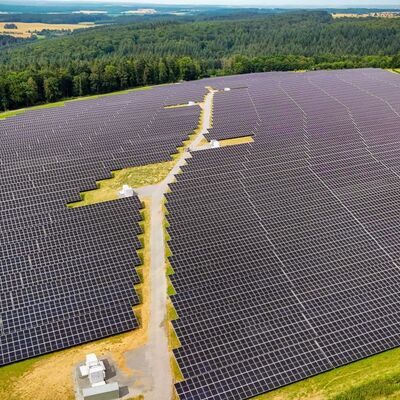 Bild vergr&ouml;&szlig;ern: Das Foto zeigt den aktuell größten, in Betrieb befindlichen Solarpark-Komplex in Baden-Württemberg in Külsheim. Die Anlage kommt insgesamt auf eine installierte Leistung von 68 Megawatt, wodurch sie rechnerisch rund 24.000 Haushalte mit Solarstrom versorgen kann. Es handelt sich um ein Gemeinschaftsprojekt der EnBW, der Thüga Erneuerbare Energien und des Stadtwerks Tauberfranken.