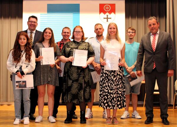 Bild vergr&ouml;&szlig;ern: Das Foto zeigt Schulleiter Volker Stephan und Abteilungsleiter Gottfried Gunzenhauser  mit den Preisträgerinnen und Preisträger des Sonderpreises des Bad Mergentheimer Citygemeinschaft e.V. für die besten Auszubildenden eines Jahrgangs.