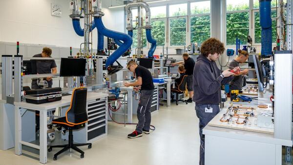 Die modernisierte Lauda Ausbildungswerkstatt bietet optimale Bedingungen fr angehende Fachkrfte. Die verbesserte Infrastruktur ermglicht eine umfassende und moderne Ausbildung in verschiedenen Fertigungstechniken.