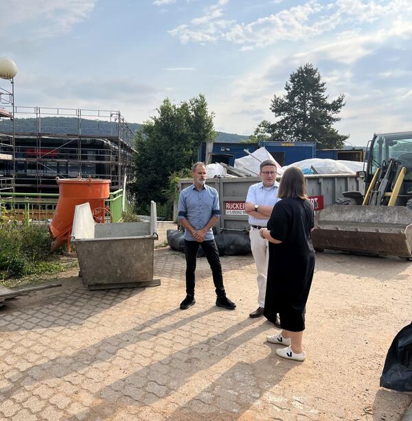 Bild vergr&ouml;&szlig;ern: Das Foto zeigt Amtsleiter Joachim Aragón, Landrat Christoph Schauder und Projektleiterin Kerstin Sack im Gespräch: Der Landrat informierte sich über den Baufortschritt bei der Generalsanierung des Beruflichen Schulzentrums in Wertheim