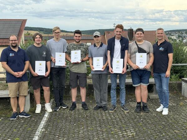 Sechs der sieben Absolventen der Berufsfachschule Metalltechnik trafen sich gemeinsam zu einer Feierstunde auf dem Schulgel�nde der GTB. 