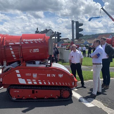 Erster Landesbeamter Florian Busch (Bildmitte) informierte sich gemeinsam mit Kreisbrandmeister Andreas Geyer &uuml;ber die vielf&auml;ltige technische Ausstattung, die auf dem Verkehrs&uuml;bungsplatz in Lauda-K&ouml;nigshofen pr&auml;sentiert wurde.