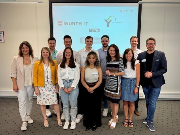 Hintere Reihe v.l.n.r.: Antonio Kadoic, Malte Hessenthaler, Benjamin Holderle, Pascal Herdel, Sebastian Prtner, Stiftung Junge Kreative Kpfe
Vordere Reihe v.l.n.r.: Sabrina Christof, Personalreferentin Young Talents Wrth IT GmbH, Dr. Anna-Katharina Wittenstein, Stiftungsvorsitzende Junge Kreative Kpfe,
Victoria Michel, Noura Bouhra, Iris Lange-Schmalz Wettbewerbsleitung Kreative Kpfe, Birgit Rothenfels, Assistenz Wettbewerbsleitung Kreative Kpfe, Christian 
Berndt, Geschftsfhrer Wrth IT GmbH