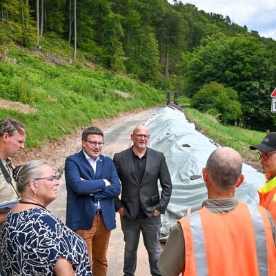 Die Sanierung der K 2831 zwischen Boxtal und Rauenberg ist angelaufen: Gemeinsam mit der neuen Ortsvorsteherin von Rauenberg, Margarete Schmidt, haben sich Landrat Christoph Schauder (3.v.l.) und Roger Henning (4.v.l.), B�rgermeister der Stadt Freudenberg, vor Ort �ber die Sanierungsma�nahme informiert.