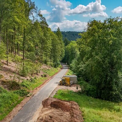 Der Landkreis investiert rund drei Millionen Euro in das Projekt, dies vollst�ndig aus kreiskommunalen Mitteln. Bis Ende Oktober soll die Ma�nahme fertig gestellt und die Stra�e wieder er�ffnet werden.