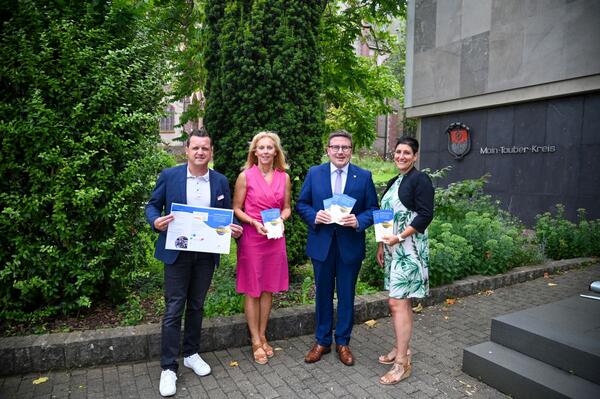 Das Erfolgsprojekt "Ausbildungsbotschafter" wird fortgefhrt: Die Geschftsfhrerin von Fabi e.V. Main-Tauber (v.r.), Angela Meglio-Fritzmann, freut sich gemeinsam mit Landrat Christoph Schauder, Ursula Mhleck (Dezernentin fr Kreisentwicklung und Bildung) sowie Marcel Stephan (Leiter des Amtes fr Wirtschaft und Klimaschutz beim Landratsamt).