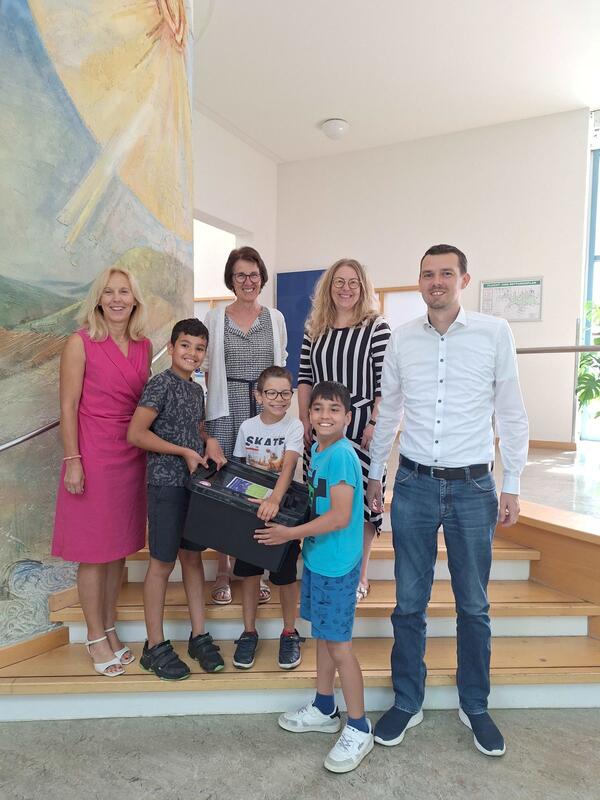 Gemeinsame Freude ber den Gewinn fr die Schule im Taubertal: Dezernentin fr Kreisentwicklung und Bildung (links), Ursula Mhleck, bergab gemeinsam mit dem Kommunalberater Jonathan Schmidt von der EnBW-Tochtergesellschaft Netze BW die Klima- und Energiebox an die beiden Schulrektorinnen Regine Stolzenberger-Hilpert (hinten links) sowie Antje Mies (hinten rechts).