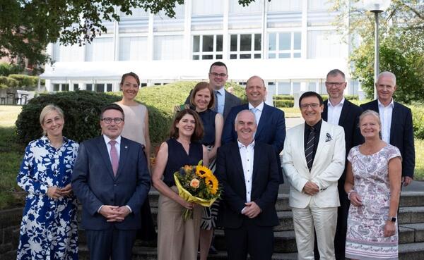 Verabschiedung und Amtseinf�hrung an der Kaufm�nnischen Schule Tauberbischofsheim: Christoph Schauder (2.v.l.) hat den langj�hrigen Schulleiter Robert Dambach (6.v.r) verabschiedet und seinen Nachfolger Frank Stephan (5.v.r.) in das Amt eingef�hrt.