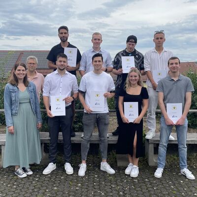Die Absolventen des einjhrigen Berufskollegs mit Klassenlehrerin Katharina Werner und Robert Fischer feierten den Abschluss. 