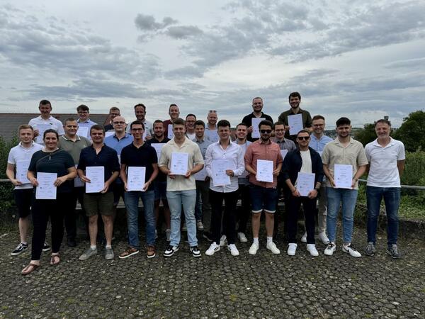 Bild vergr&ouml;&szlig;ern: Das Foto zeigt die Absolventen der Technikerschule mit Michael Hackenberg.