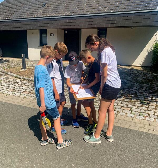 Bild vergr&ouml;&szlig;ern: Das Foto zeigt Kinder Kompass, Karte und GPS-Empfänger auf Schatzsuche.