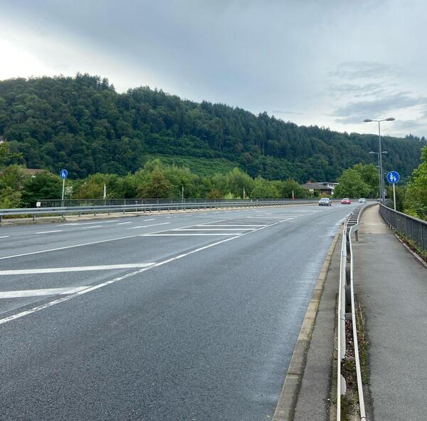 Die Odenwaldbr�cke in Wertheim: Eine der drei Vereinbarungen zwischen dem Land Baden-W�rttemberg, dem Main-Tauber-Kreis und der Stadt Wertheim betrifft die provisorische F�hrung des Landesradwegs auf der mainseitigen Br�ckenkappe dieser Br�cke. 