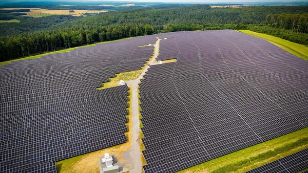 Neuer Solarpark "Gickelfeld" in Klsheim: Beim Photovoltaik-Zubau in Baden-Wrttemberg liegt der Main-Tauber-Kreis im ersten Halbjahr 2024 mit 110 Megawatt landesweit auf Platz eins. 