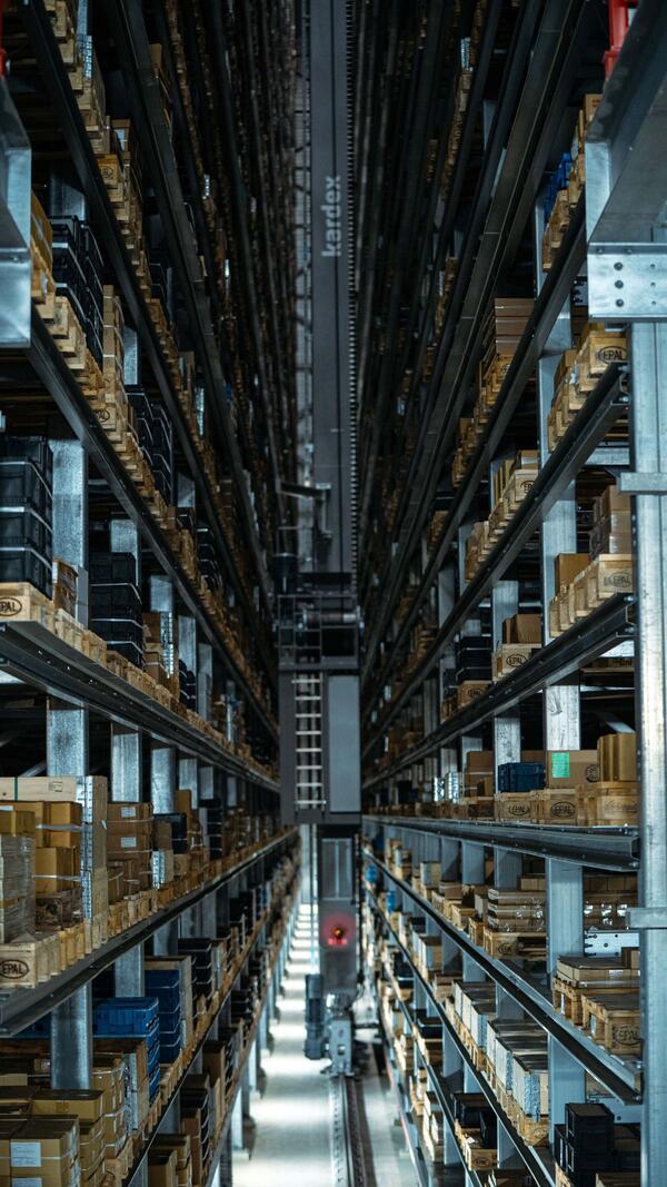 Bild vergr&ouml;&szlig;ern: Das Bild zeigt das neue automatisierte Hochregallager. Die Würth Industrie Service erweitert so die Hochregalkapazität am Standort Bad Mergentheim um ca. 33 Prozent auf insgesamt 235.000 Palettenlagerplätze.