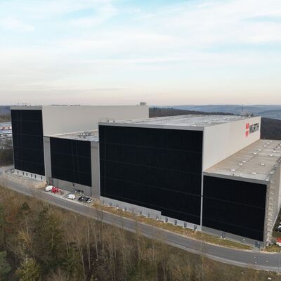 Zur autarken Energiegewinnung setzt die Wrth Industrie Service auf den Einsatz hocheffizienter Photovoltaikanlagen.