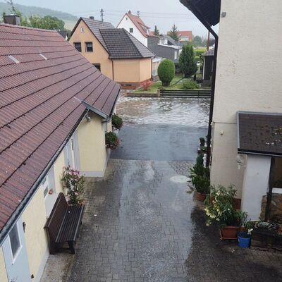 Auch Teile der Von-Ballo-Strae in Unterbalbach, die in der Ortsmitte beginnend am Feuerwehrhaus vorbeifhrt, standen unter Wasser.