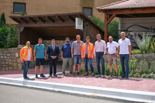 Landrat Christoph Schauder (3.v.l.) informierte sich gemeinsam mit Frank Menikheim (3.v.r), Brgermeister der Gemeinde Igersheim, sowie weiteren Projektbeteiligten in Neuses an einem konkreten Beispiel ber den landkreisweiten barrierefreien Ausbau der Bushaltestellen.