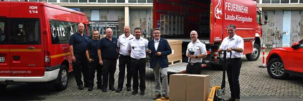 Landrat Christoph Schauder (dritter von rechts) �bergibt die Digitalfunkger�te an die Feuerwehren der Kommunen des Landkreises. Dar�ber freuen sich auch Kreisbrandmeister Andreas Geyer (zweiter von rechts) und Markus Priesching (rechts) von der Firma Selectric.