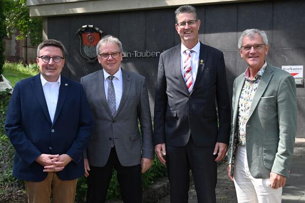 Landrat Christoph Schauder (von links) traf sich mit dem Prsidenten des Landesamtes fr Geoinformation und Landentwicklung (LGL), Dieter Ziesel, dem Abteilungsleiter Flurneuordung und Liegenschaftskataster des LGL, Jrgen Eisenmann, und seinem Dezernenten und Leiter des Vermessungs- und Flurneuordnungsamts, Werner Rger, zu einem Gedankenaustausch.