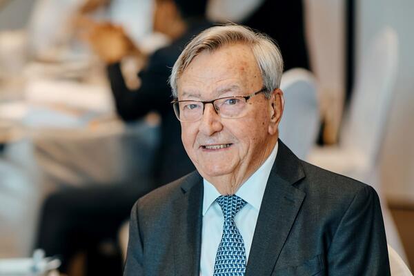 Dr. Gerhard Wobser, langjhriger Geschftsfhrender Gesellschafter von LAUDA und Mzen fr Kunst und Kultur in der Region, feiert am 26. August seinen 85. Geburtstag. Der promovierte Physiker prgte ber vier Jahrzehnte die Entwicklung des Temperierspezialisten.