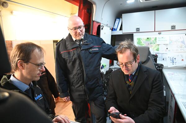 Christoph Graf-Hadry (von links) von der Firma Leicht Funktechnik, Kreisbrandmeister Andreas Geyer und Erster Landesbeamter Florian Busch betrachten ein Digitalfunkger�t in einem Feuerwehrfahrzeug. Der Schwerpunkt der F�rdersumme liegt auf den Endger�ten, die f�r die Umstellung auf den Digitalfunk ben�tigt werden.