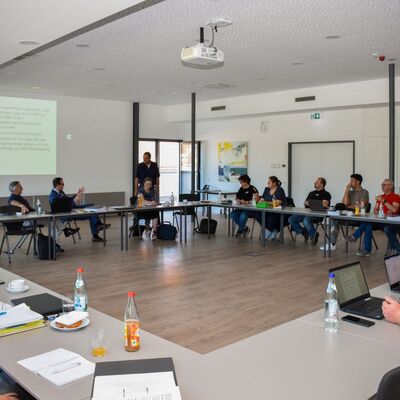 Dieses Foto zeigt die Facharbeitsgruppe zur Afrikanischen Schweinepest im Main-Tauber-Kreis, die im Landratsamt Main-Tauber-Kreis bereits vor fünf Jahren eingerichtet wurde.