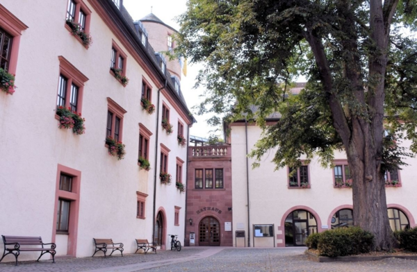 Dieses Foto zeigt das Rathaus in Wertheim.